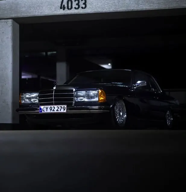 Dunkler Mercedes in einer Tiefgarage